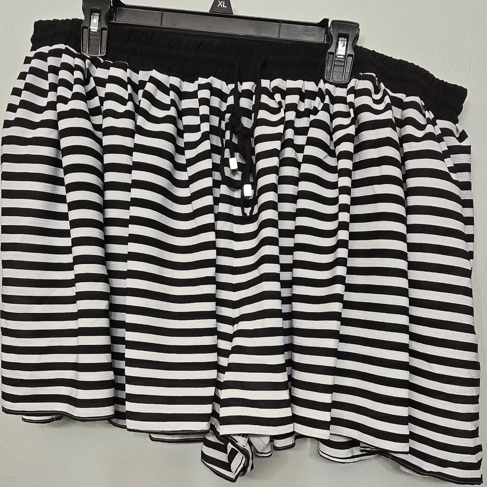 Torrid black and white striped skort